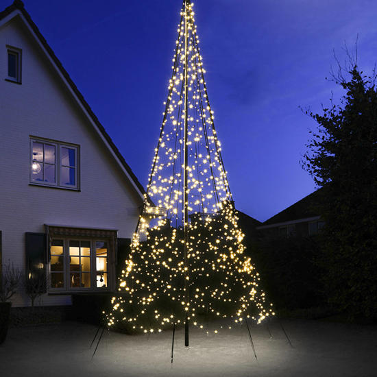 een kerstboom in de tuin