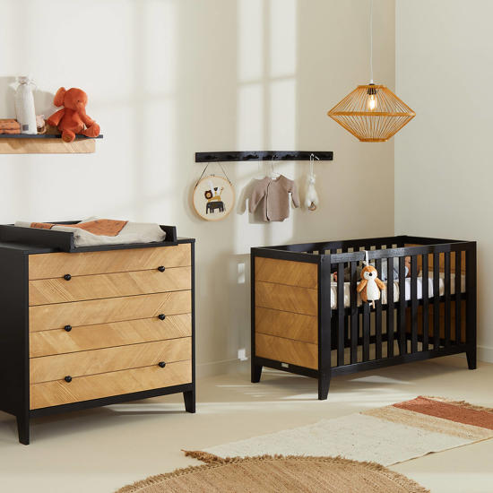 Babykamerstijl: hout met aardse tinten
