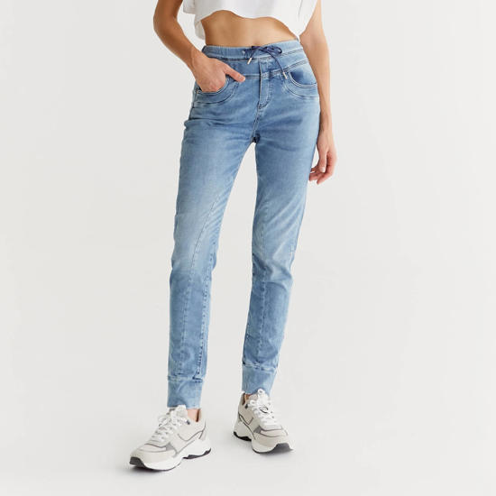slim fit jeans