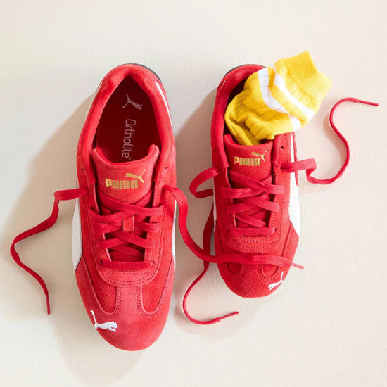 gekleurde sneakers