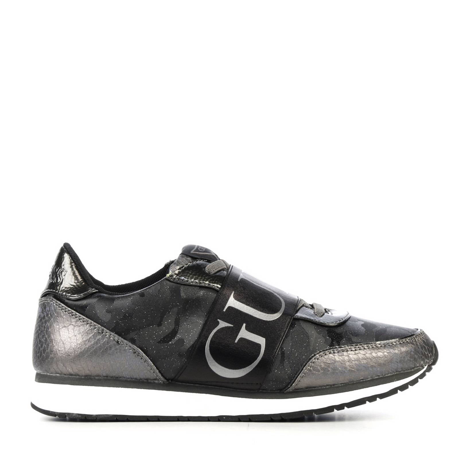 hoe vallen guess schoenen