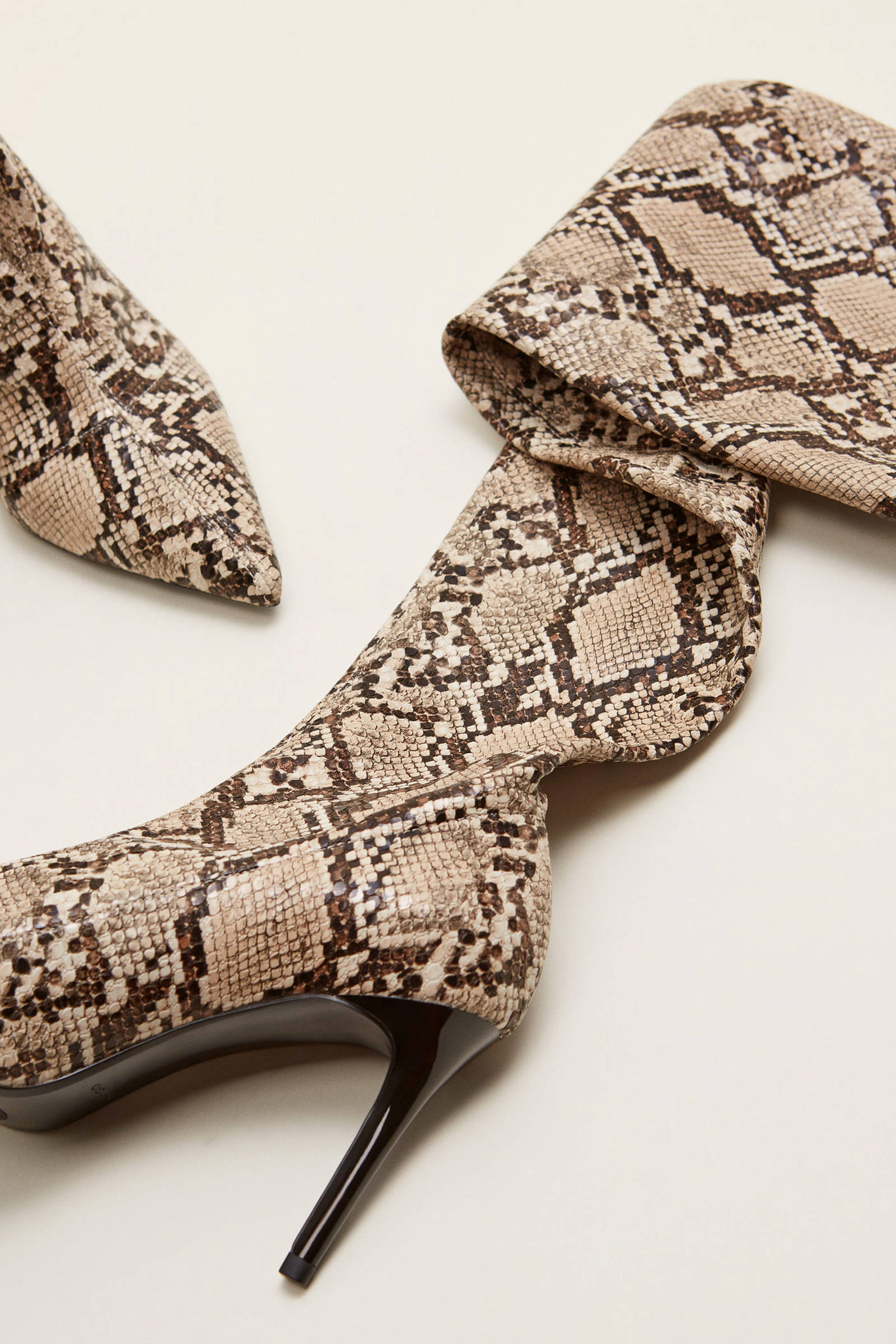 Mango imitatieleren overknee laarzen met slangenprint beige Mango imitatieleren overknee laarzen met slangenprint beige