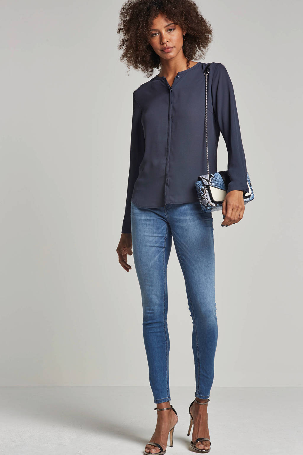 Blauwe dames Modström Cylar blouse van polyester met lange mouwen, ronde hals en knoopsluiting
