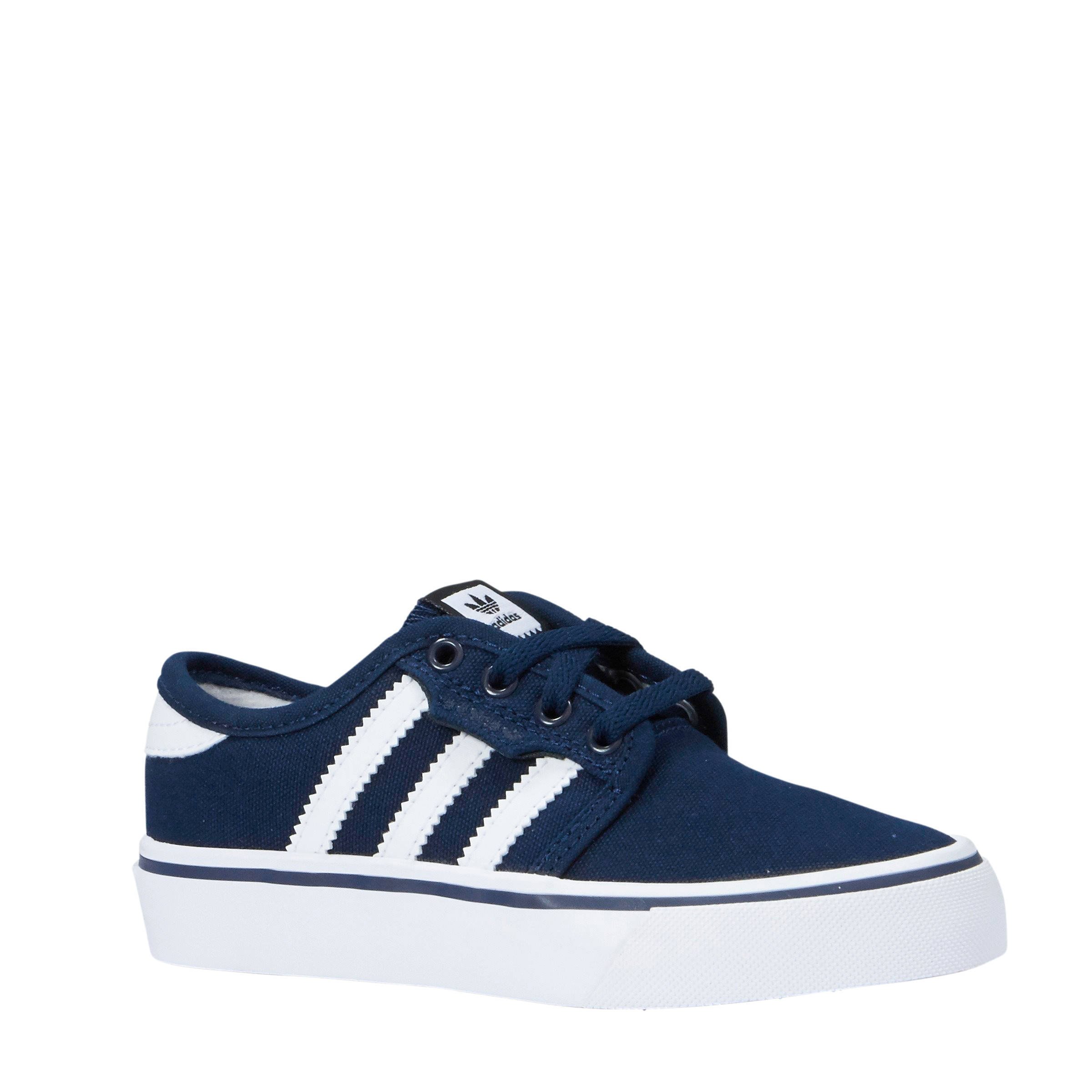 donkerblauwe adidas sneakers