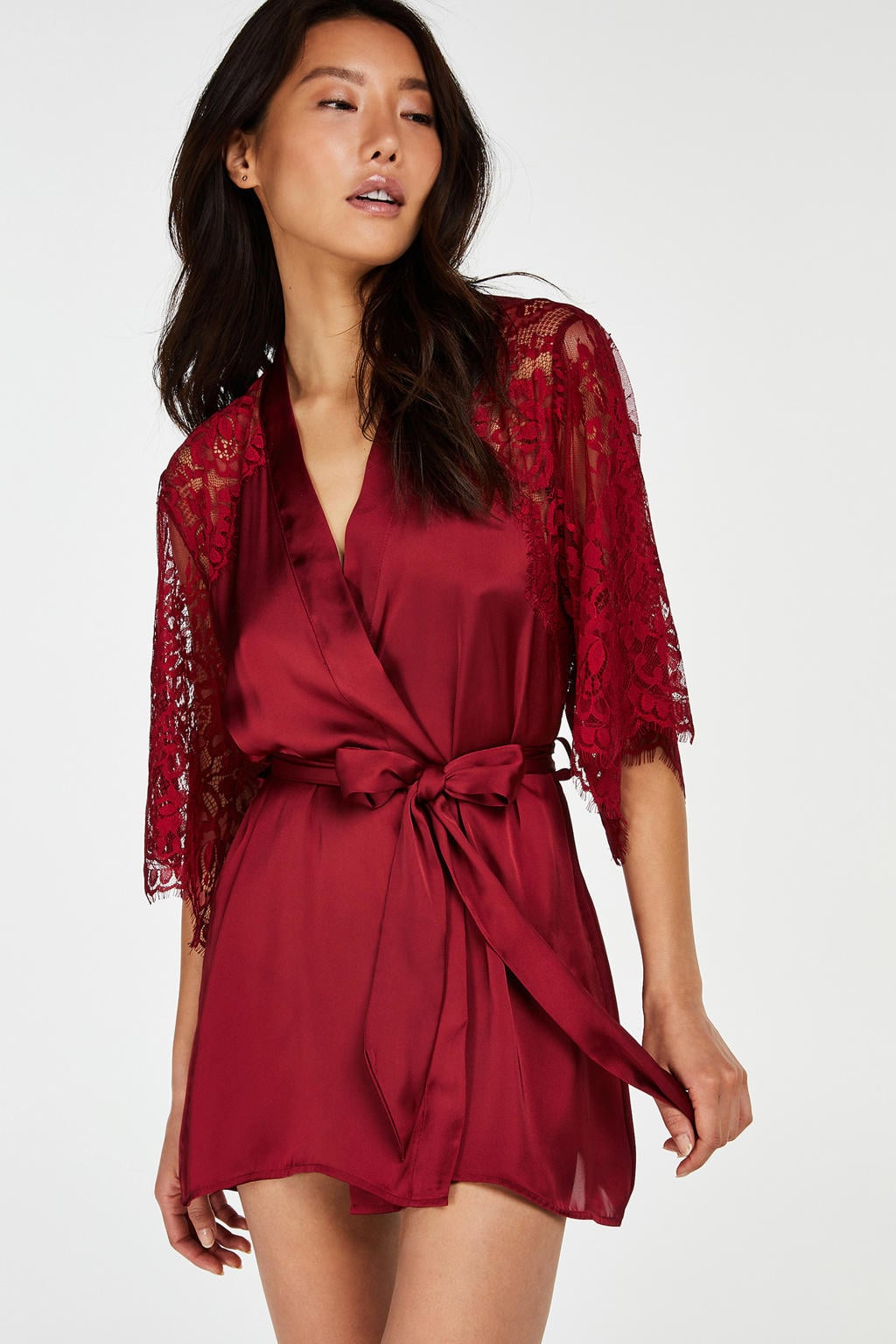 Private satijnen kimono met kant rood
