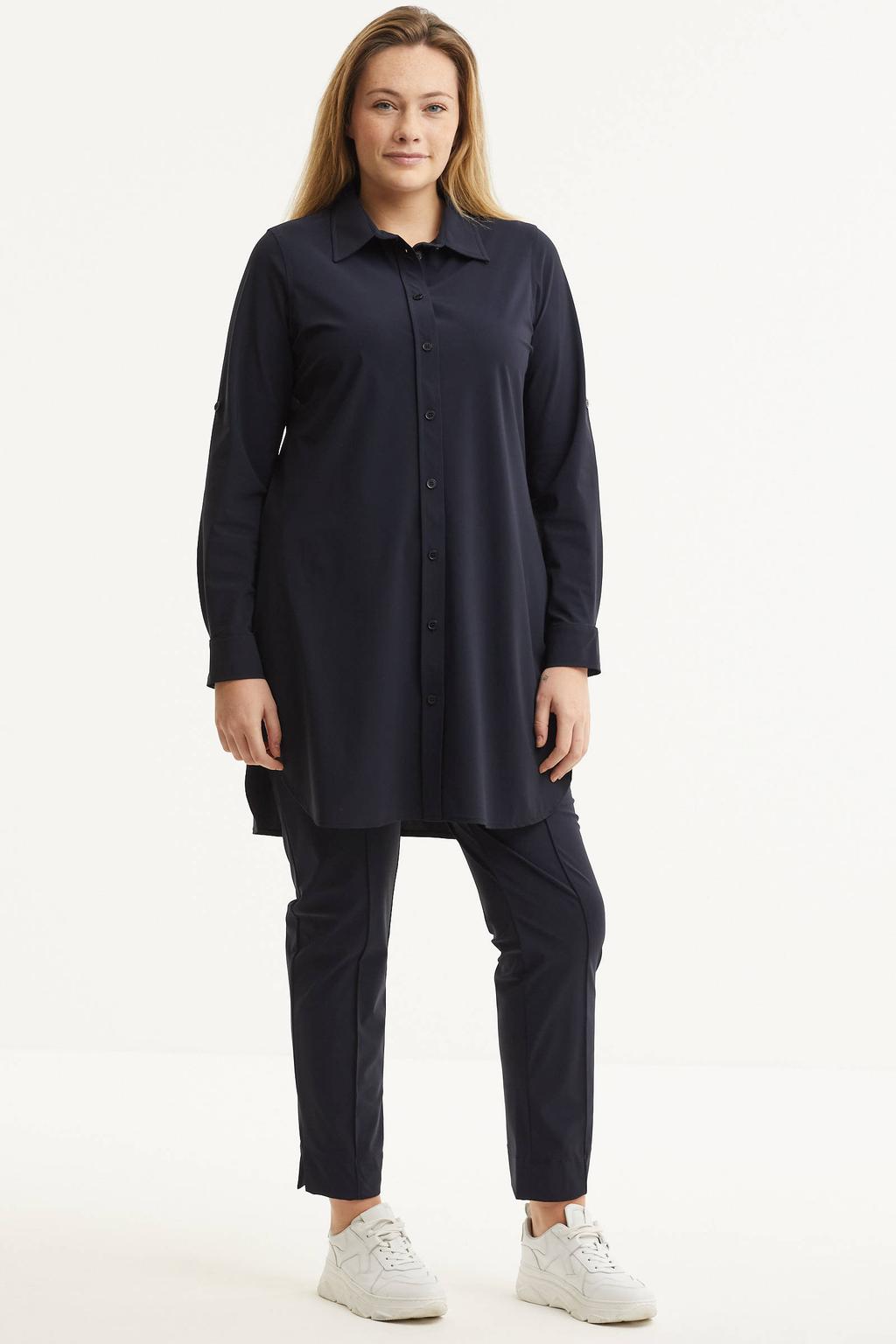 Donkerblauwe dames Plus Basics lange blouse van travelstof met effen, lange mouwen, klassieke kraag, knoopsluiting en oprolfunctie