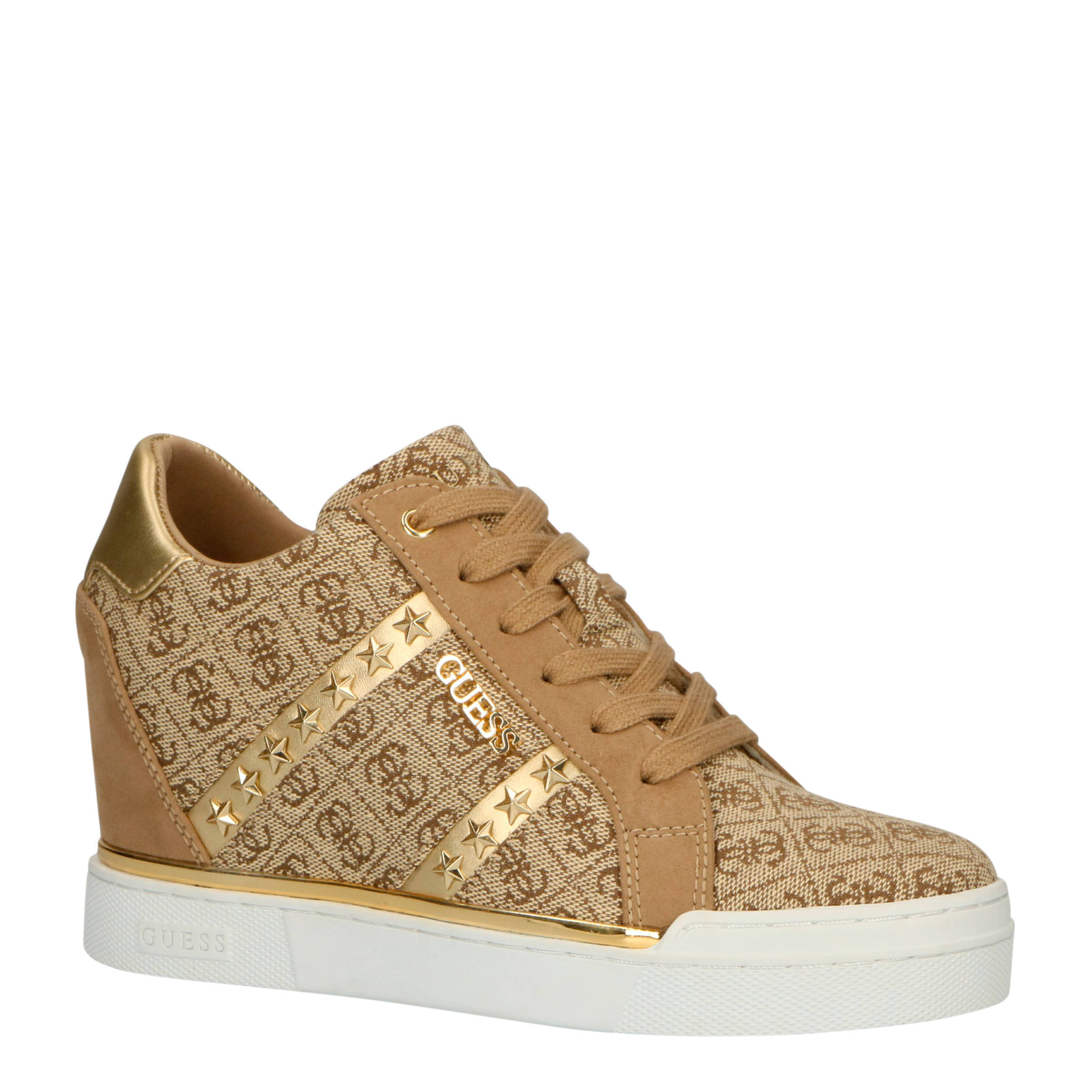 GUESS Fayne wedge sneakers bruin/goud | wehkamp