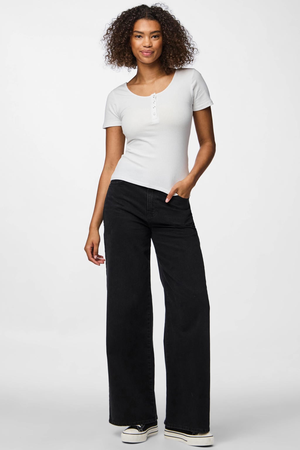 Witte dames PIECES top met effen, korte mouwen, ronde hals en rib gebreide details