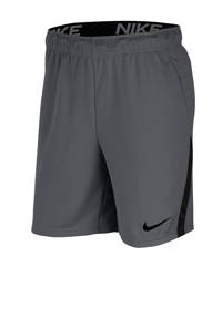 Donkergrijs en zwarte heren Nike sportshort van gerecycled polyester met regular fit, elastische tailleband met koord en logo dessin
