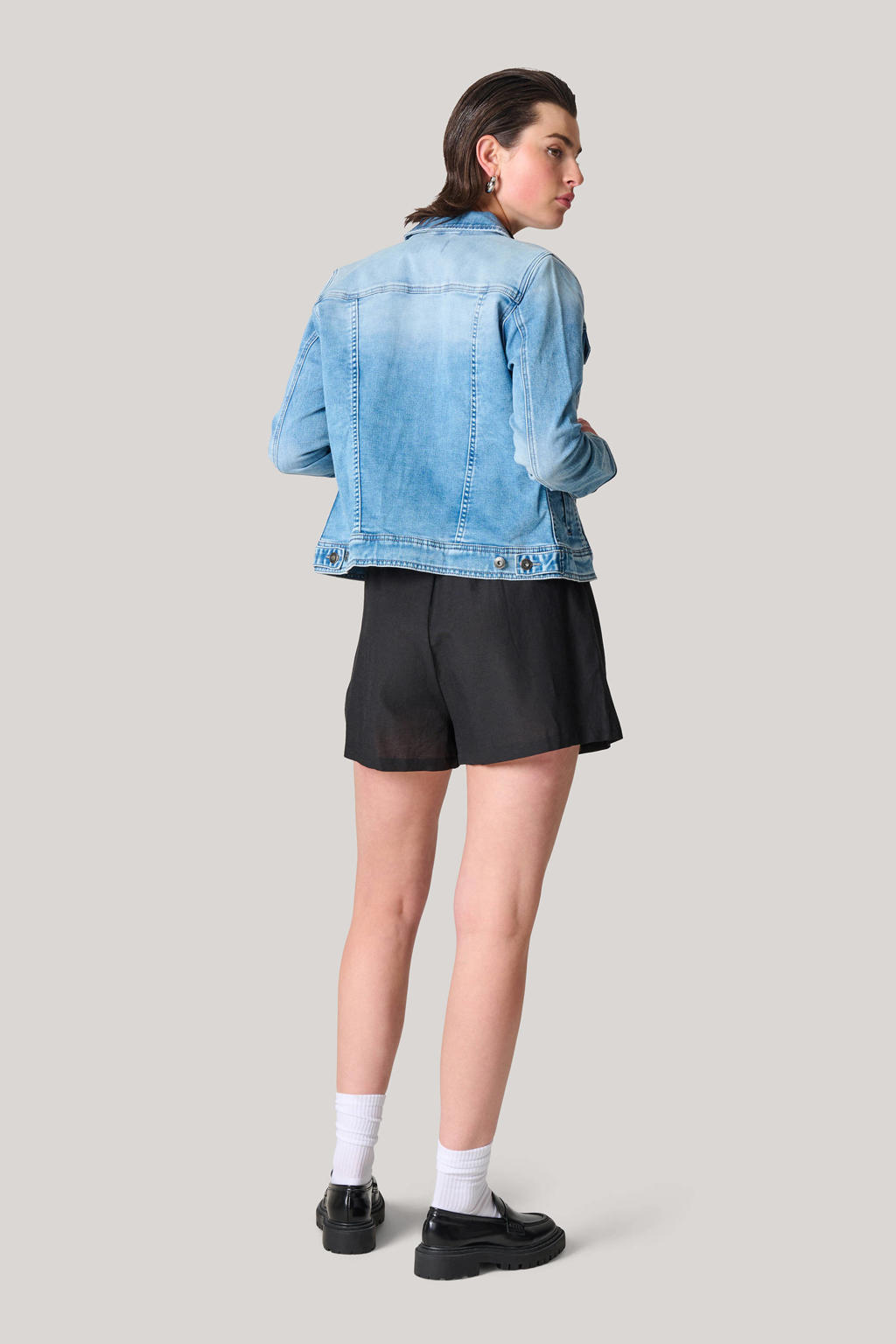 Lichtblauwe dames Shoeby Eksept spijkerjasje Senna Cloud medium stone van stretchdenim met lange mouwen, klassieke kraag en knoopsluiting