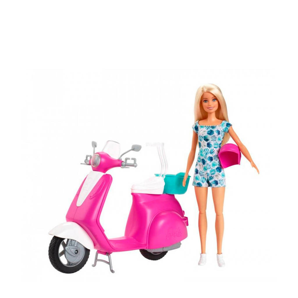 Barbie met scooter