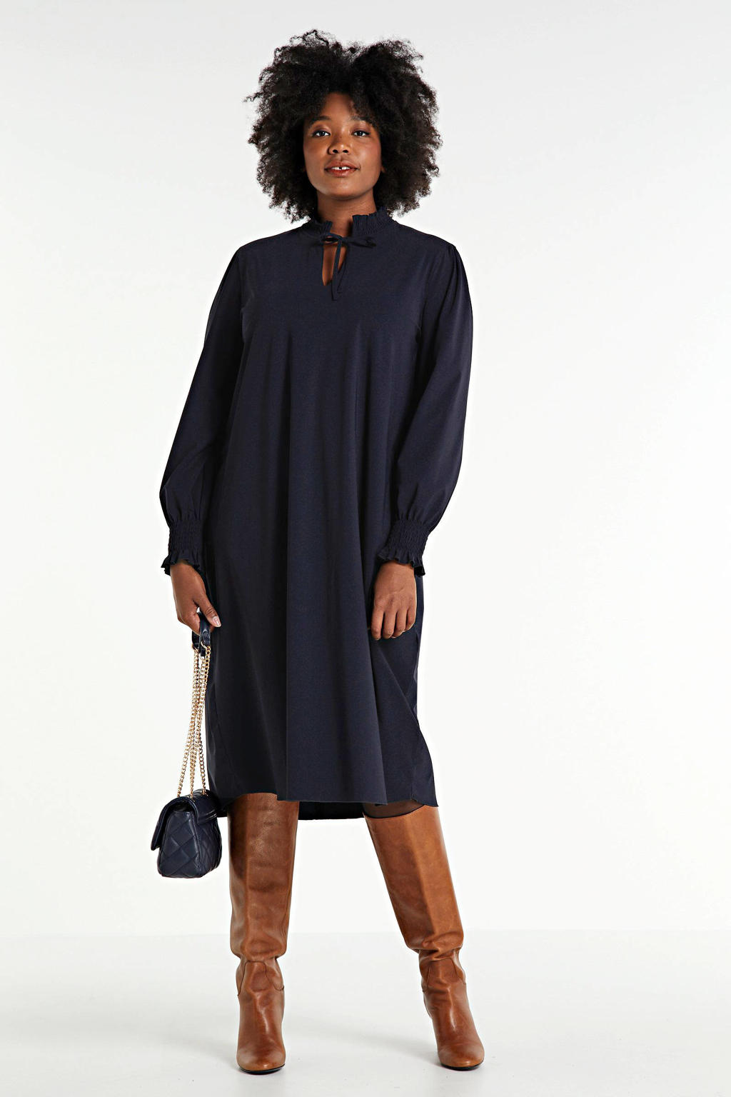 Donkerblauwe dames Plus Basics jurk in travel kwaliteit van polyamide met lange mouwen, opstaande kraag en open detail