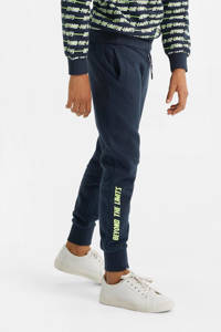 WE Fashion slim fit joggingbroek met tekst donkerblauw/neon groen, Donkerblauw/neon groen