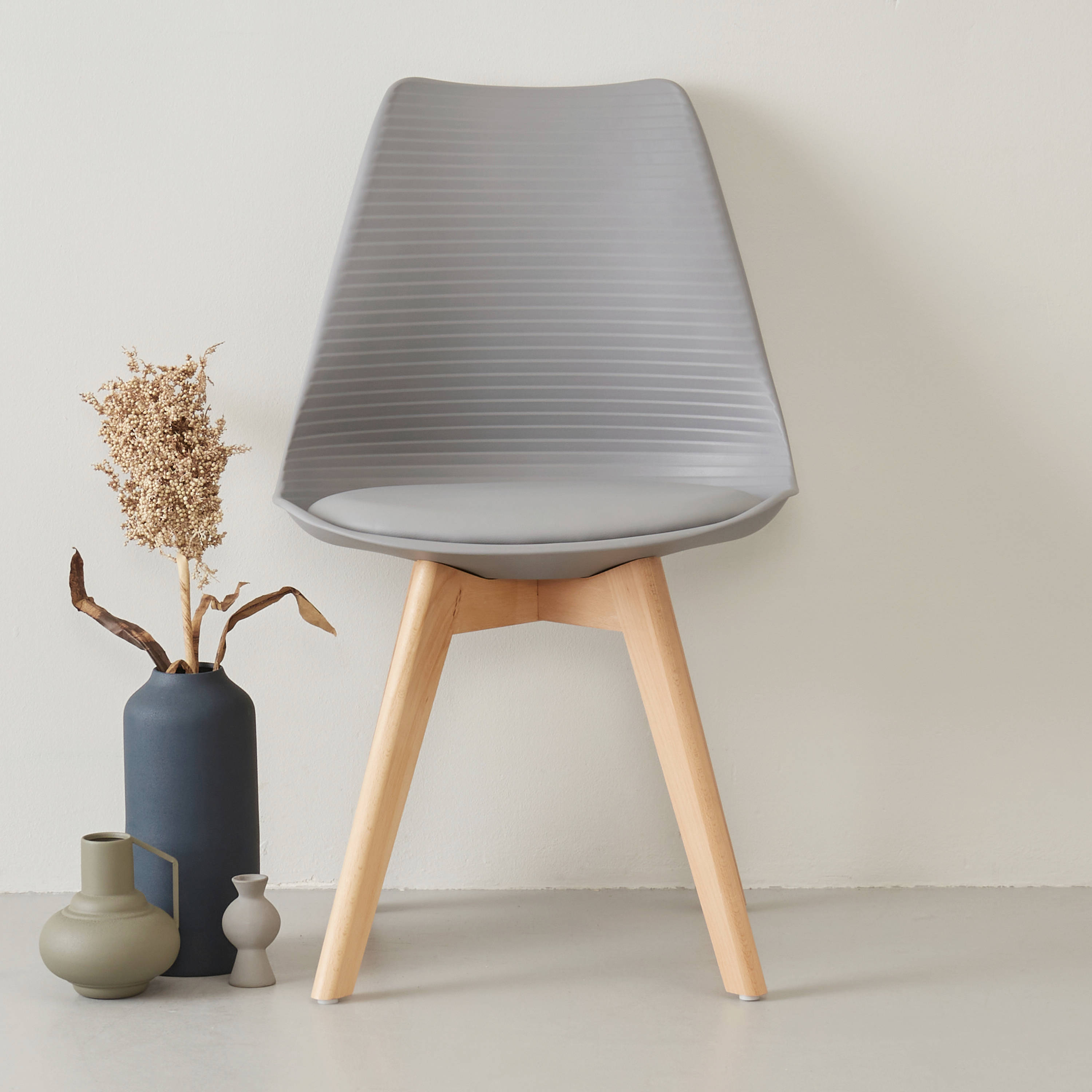 Eetkamerstoelen kopen Vind jouw Eetkamerstoelen online op Saalbach eetkamerstoel | Eetkamerstoelen, Eames