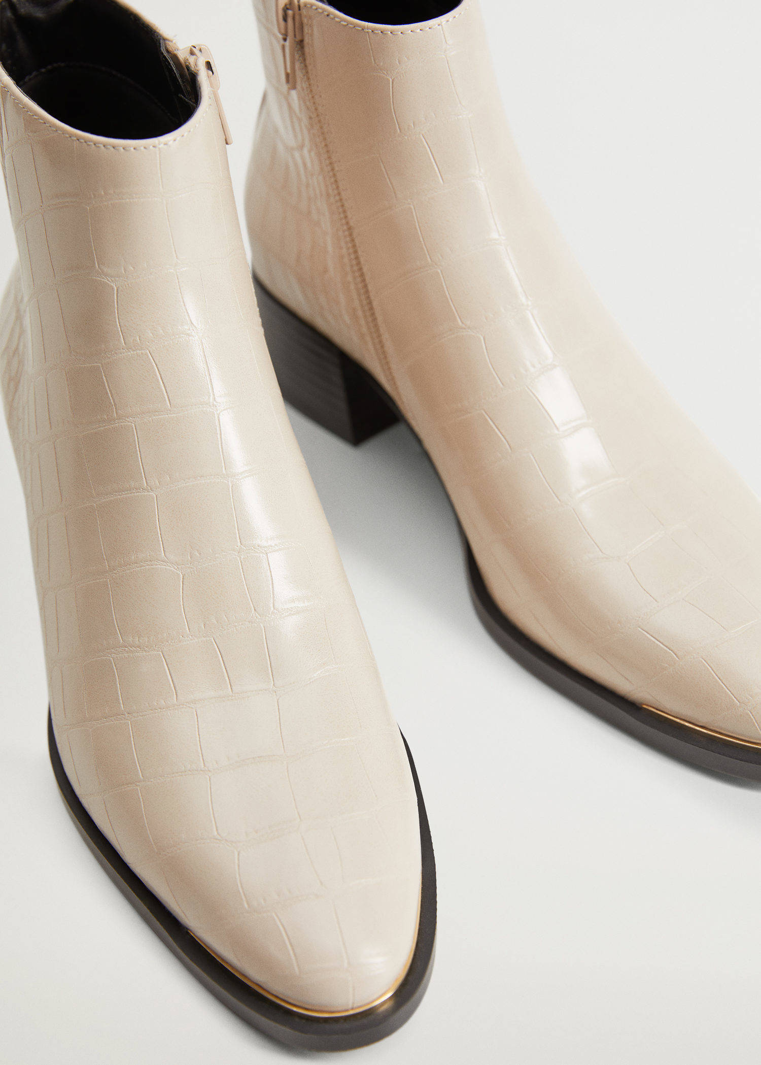 enkellaarzen met crocoprint off white enkellaarzen met crocoprint off white