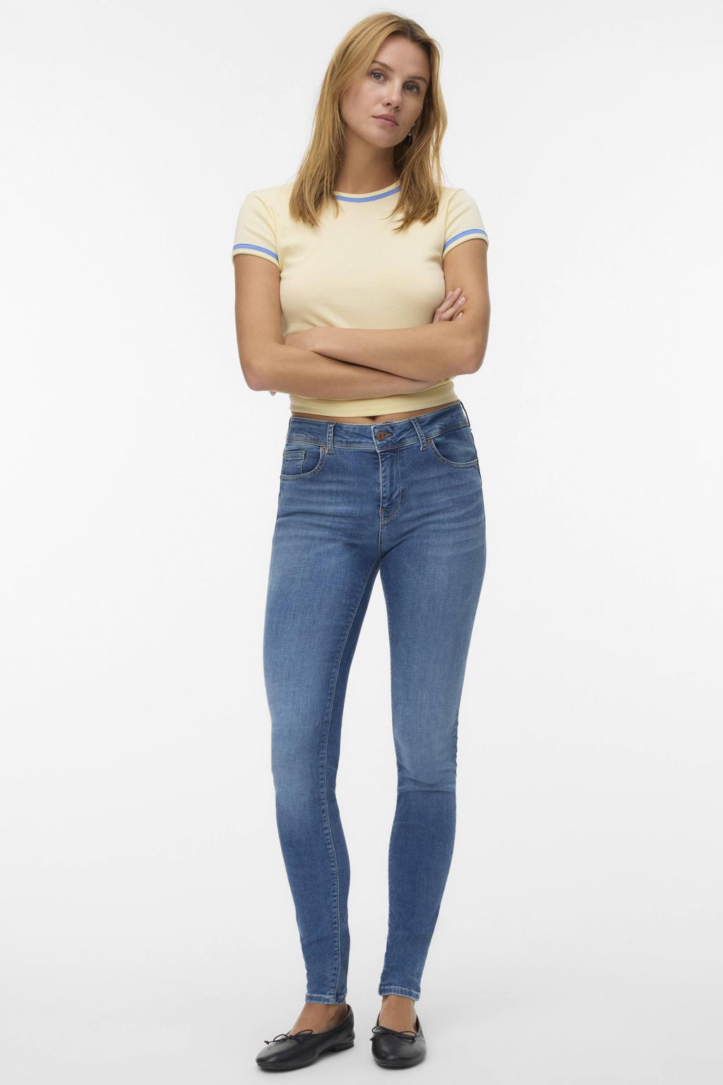 Blauwe dames VERO MODA mid waist skinny jeans Lux VM van stretchdenim met regular waist, rits- en knoopsluiting en effen