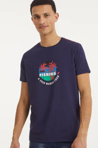 Donkerblauwe heren A fish named Fred T-shirt katoen met printopdruk, korte mouwen en ronde hals