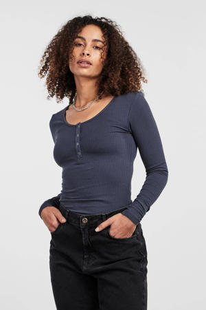 ribgebreide longsleeve PCKITTE met katoen zwart