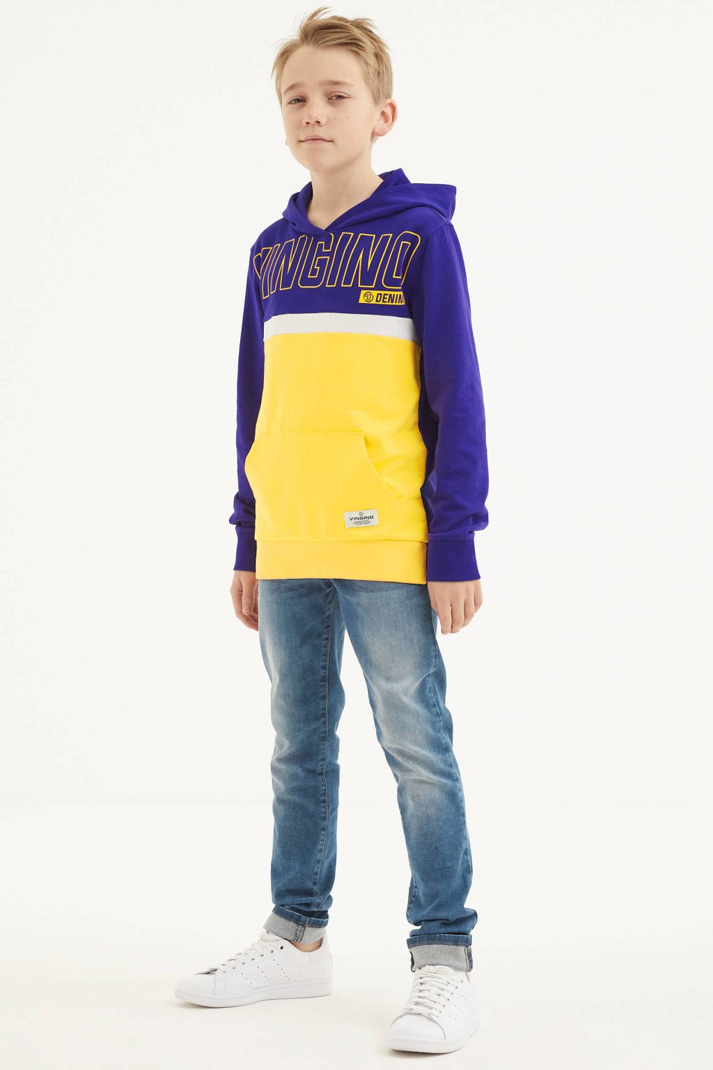 Blauw, oranje en witte jongens Vingino hoodie Nifaso van sweat materiaal met logo dessin, lange mouwen en capuchon