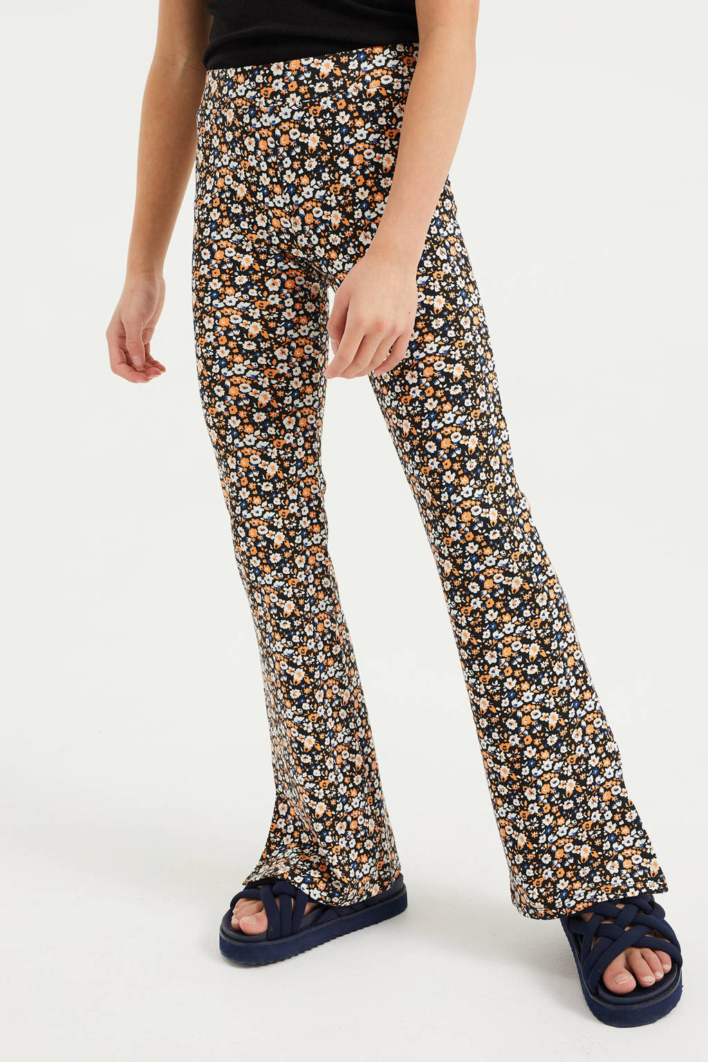 Gooey Recensent Avonturier WE Fashion flared broek met all over print zwart/oranje/blauw | wehkamp