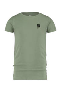 Groene jongens Vingino Essentials basic T-shirt licht army van duurzaam stretchkatoen met korte mouwen en ronde hals