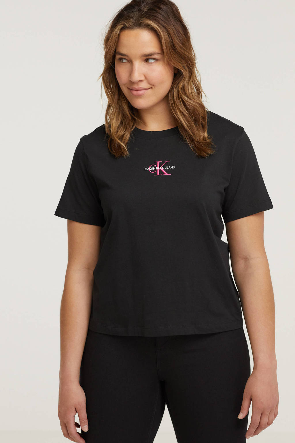 Zwart, roze en witte dames CALVIN KLEIN Plus T-shirt van biologisch katoen met korte mouwen, ronde hals en borduursels