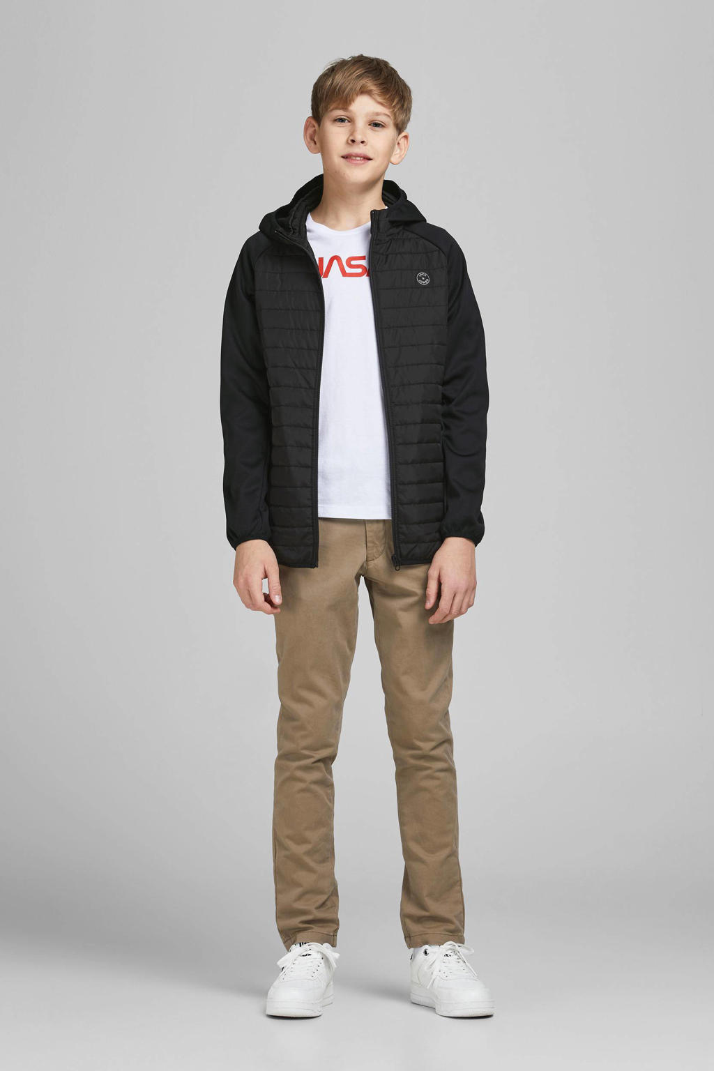 Zwarte jongens JACK & JONES JUNIOR gewatteerde tussenjas van polyester met effen, lange mouwen, capuchon, ritssluiting en doorgestikte details