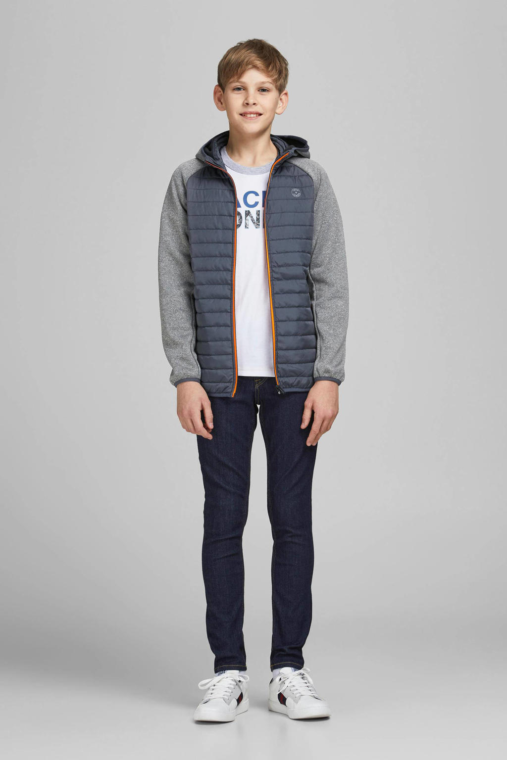 Grijs, donkerblauw en oranje jongens JACK & JONES JUNIOR gewatteerde tussenjas melange van polyester met meerkleurige print, lange mouwen, capuchon, ritssluiting en doorgestikte details
