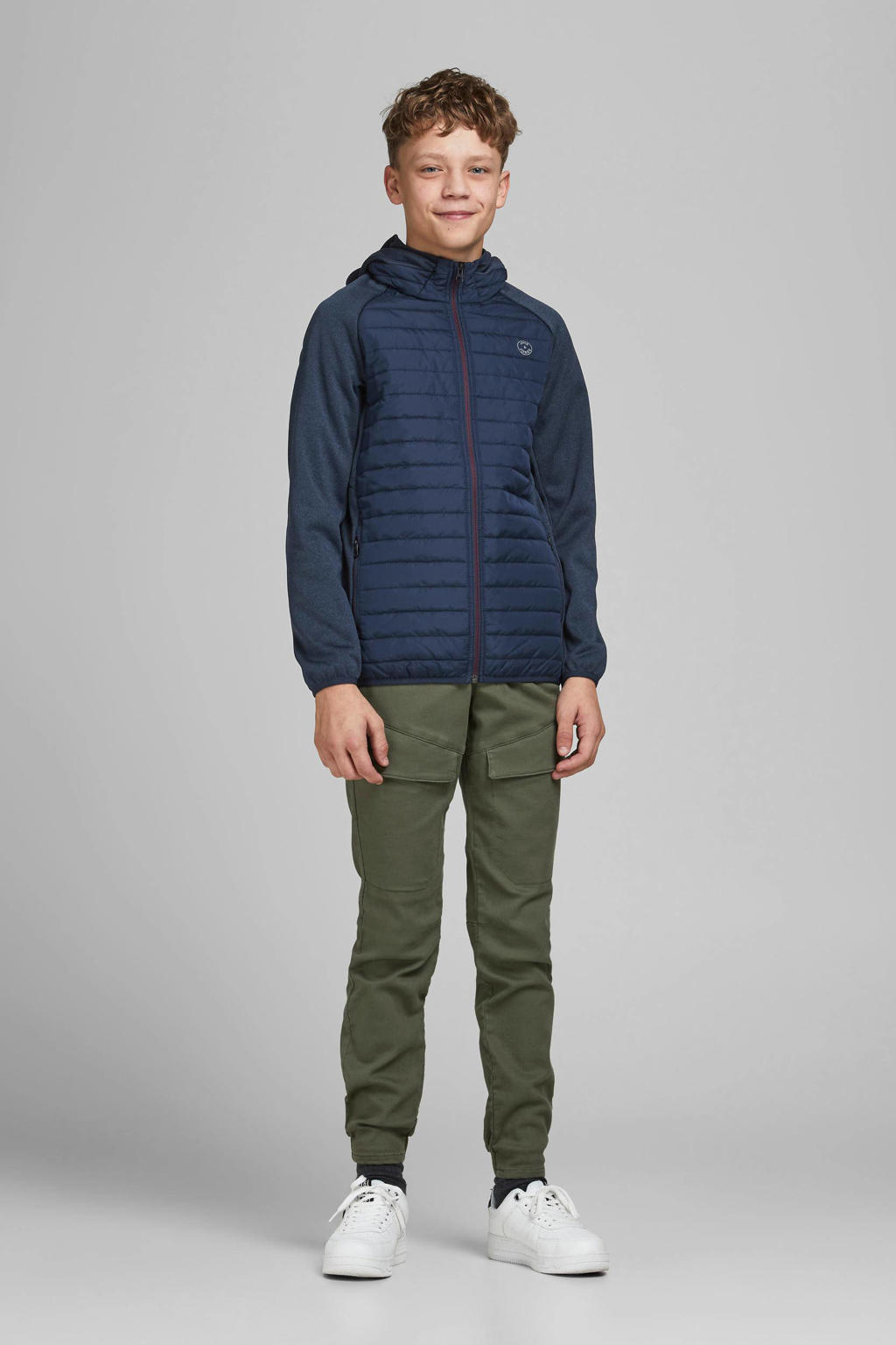 Donkerblauw en donkerrode jongens JACK & JONES JUNIOR gewatteerde tussenjas van polyester met effen, lange mouwen, capuchon, ritssluiting en doorgestikte details