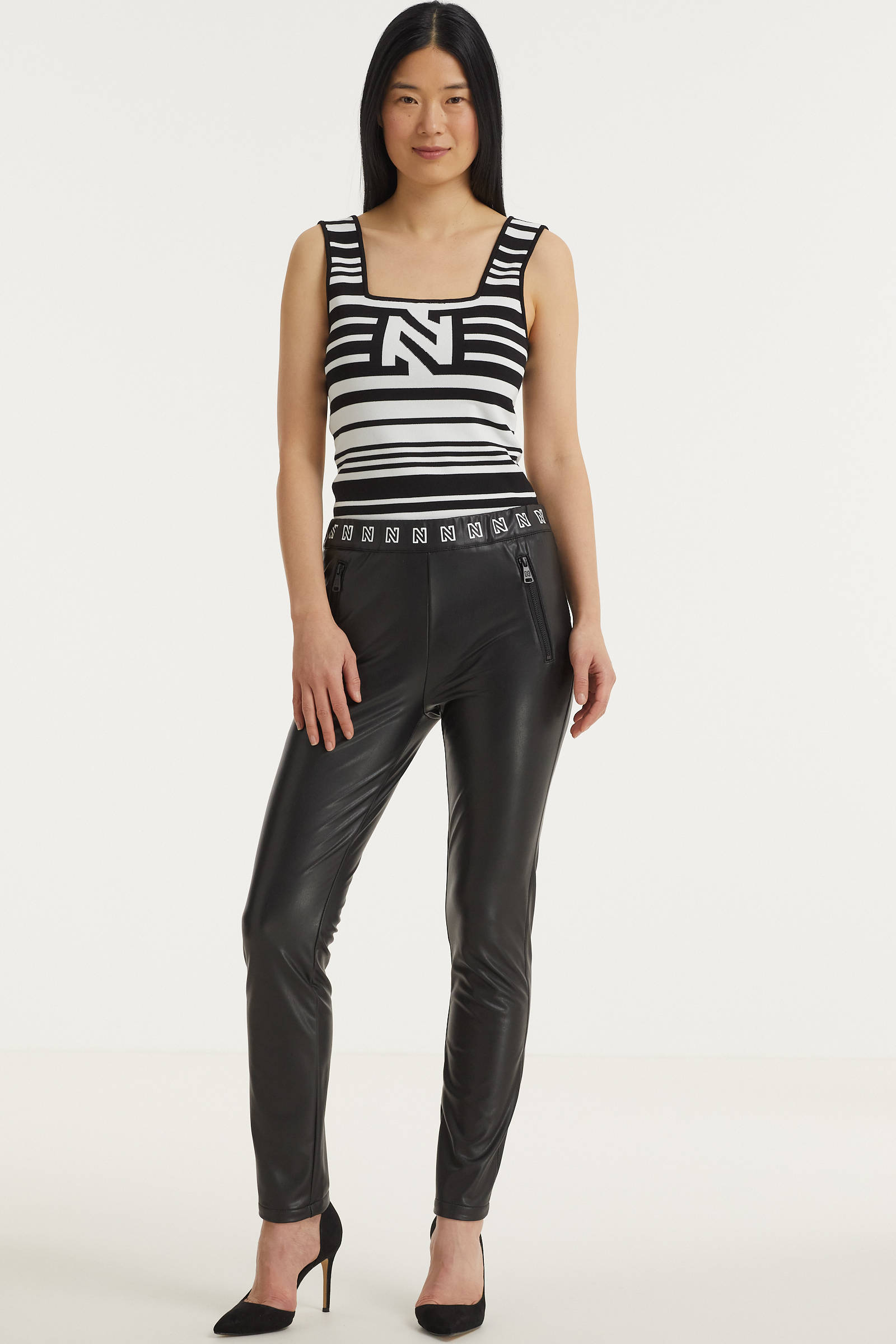 NIKKIE coated slim fit tregging Margot met logo zwart/wit | wehkamp