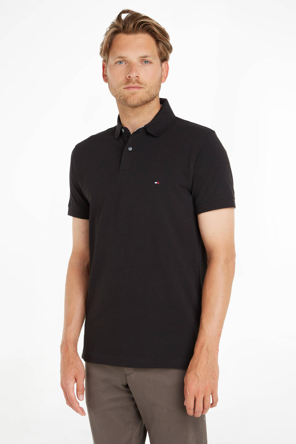Zwarte heren Tommy Hilfiger regular fit polo van katoen met logo dessin, korte mouwen, klassieke kraag en knoopsluiting