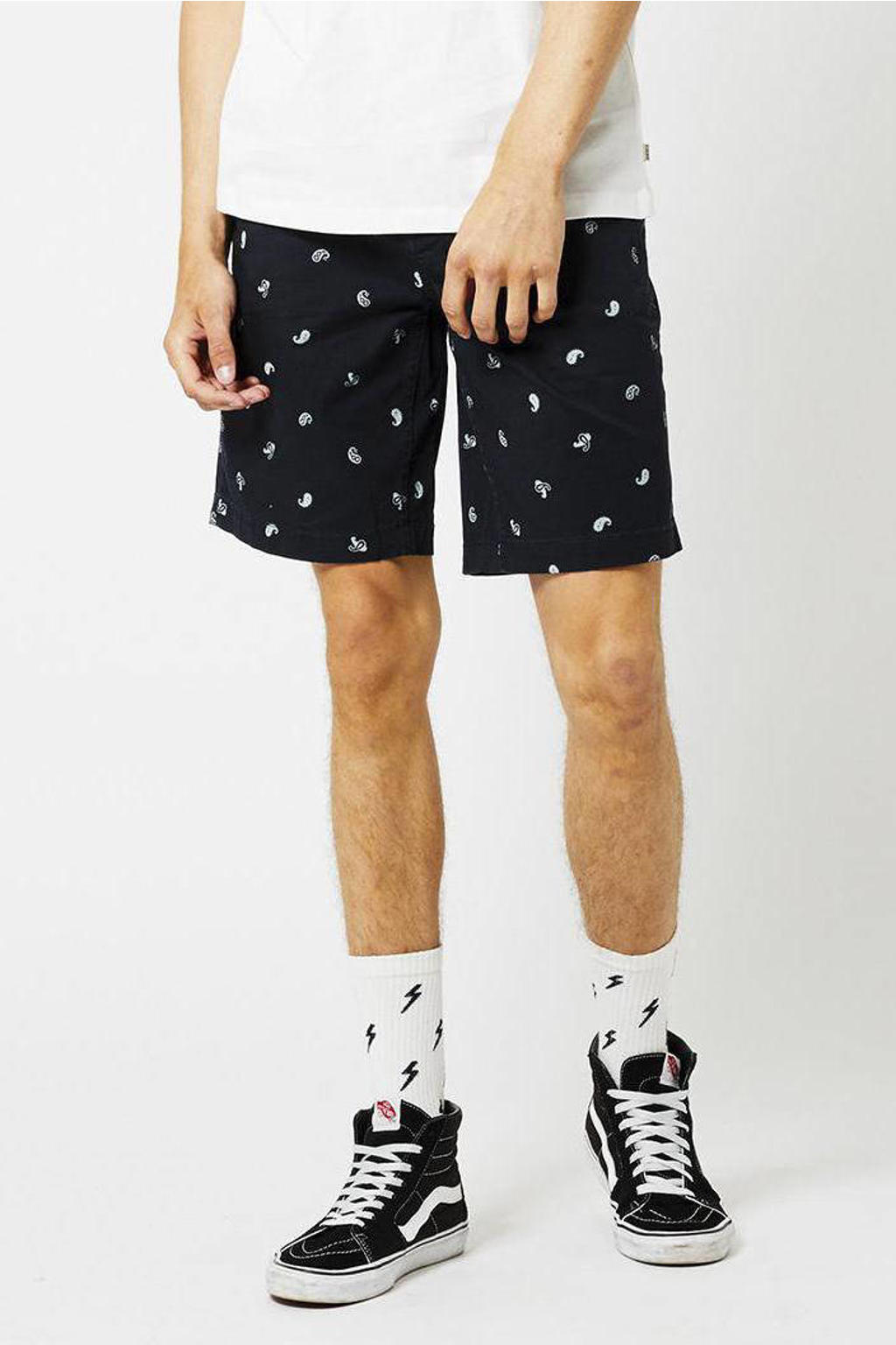 America Today slim fit chino short met all over print navy