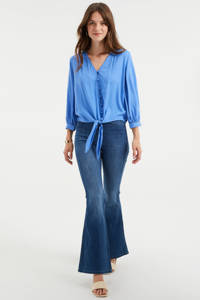 Blauwe dames WE Fashion blouse van viscose met driekwart mouwen, V-hals, knoopsluiting en knoopdetail