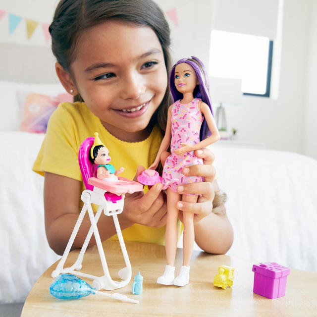 Skalk Christus overdrijving Barbie Family Skipper Babysitter speelset verjaardag brunette | wehkamp