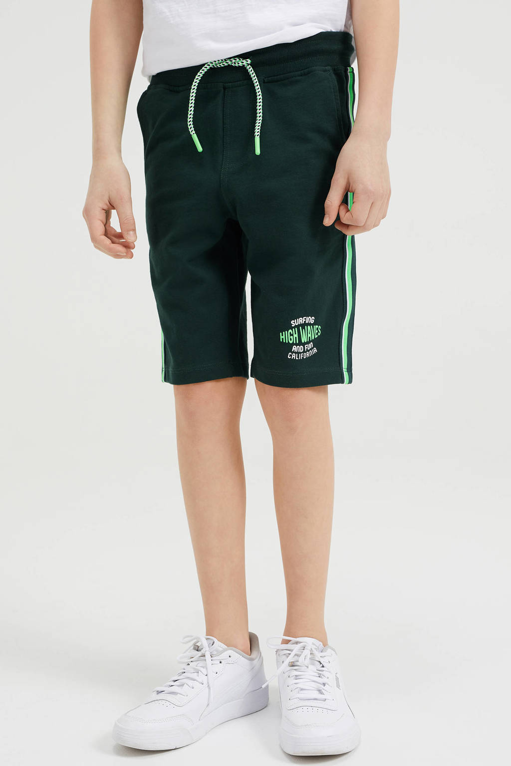Donkergroene jongens WE Fashion regular fit sweatshort met elastische tailleband met koord en tekst print