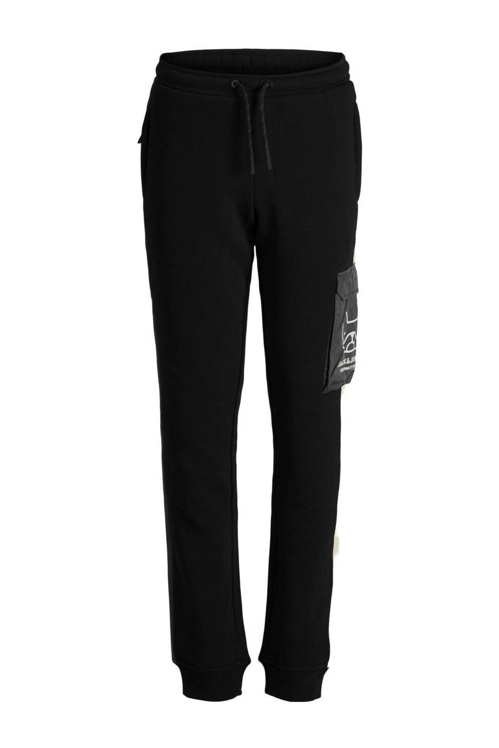 Zwarte jongens JACK & JONES JUNIOR broek van sweat materiaal met regular waist en elastische tailleband met koord