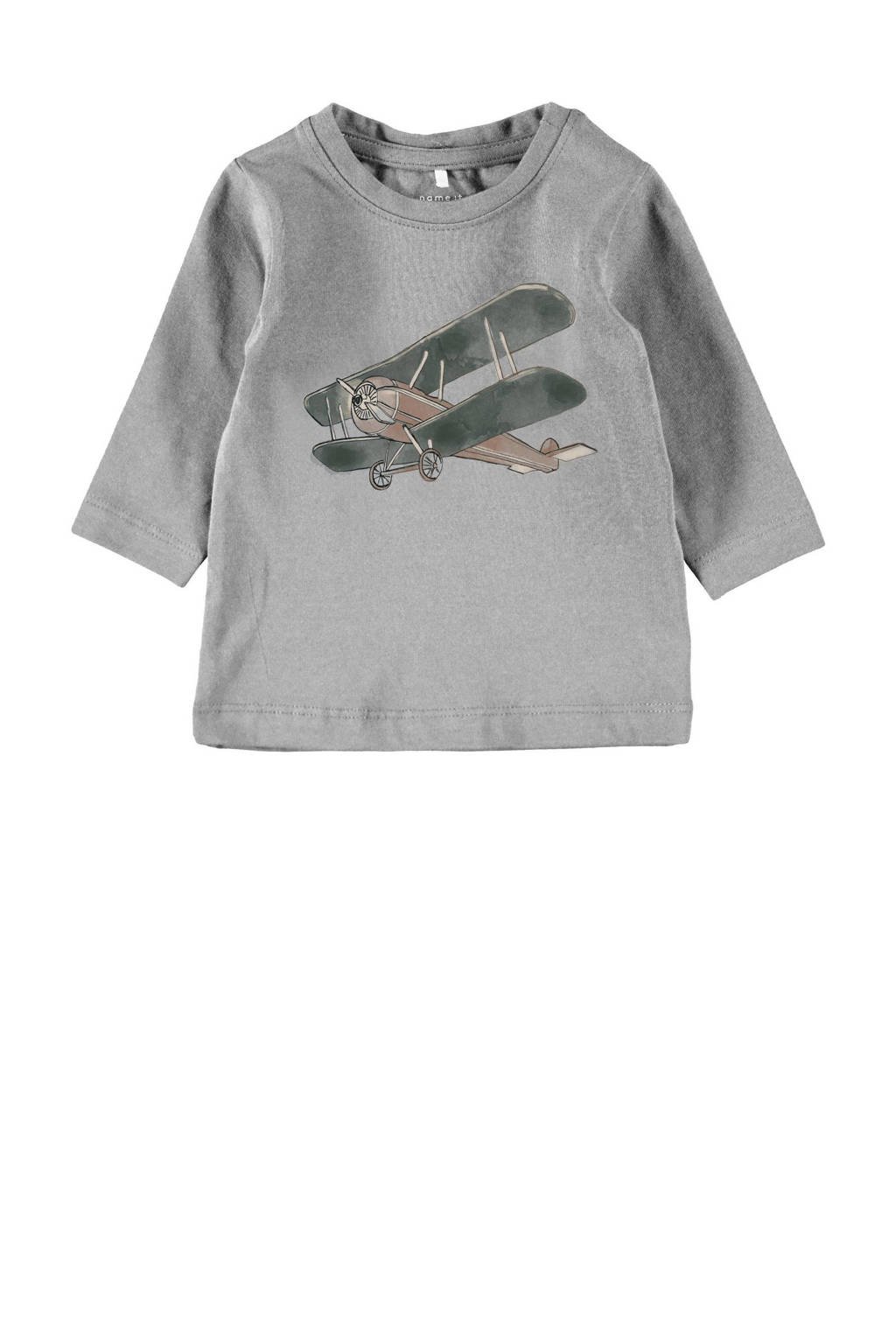 Grijs melange jongens NAME IT BABY baby longsleeve melange van duurzaam stretchkatoen met printopdruk, lange mouwen, ronde hals en drukknoopsluiting