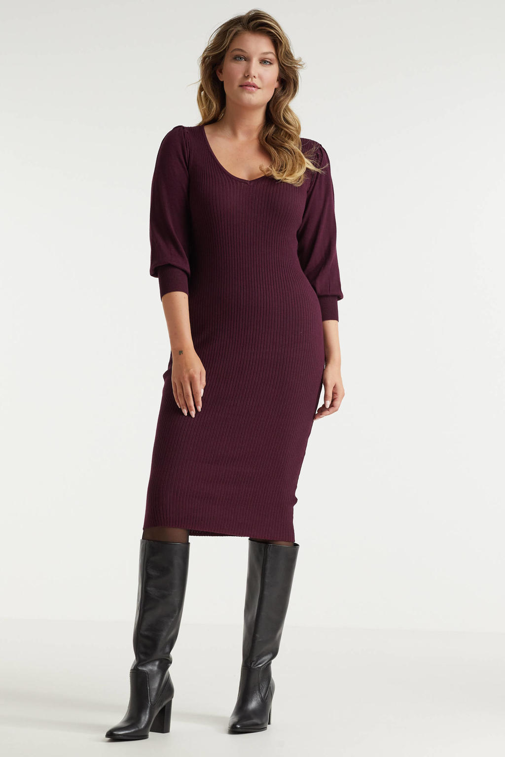 Rode dames Miljuschka by Wehkamp ribgebreide jurk burgundy van viscose met half lange mouwen, V-hals en pofmouwen