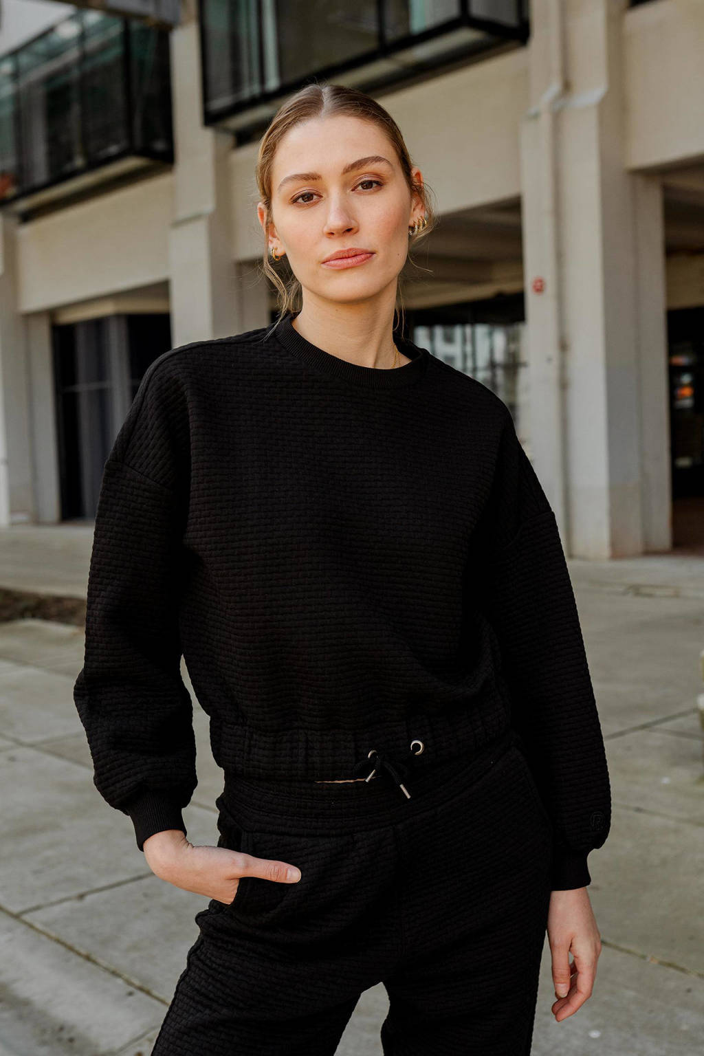Zwarte dames Raizzed sweater Nikita van polyester met lange mouwen, ronde hals, striksluiting en tunnelkoord