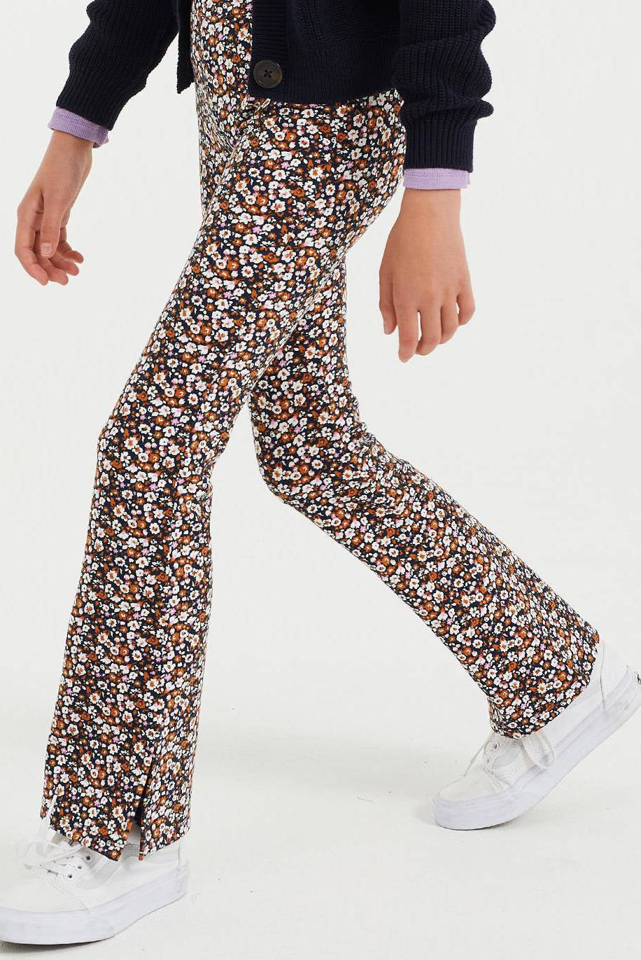 WE Fashion gebloemde flared broek donkerblauw/oranje/wit | wehkamp
