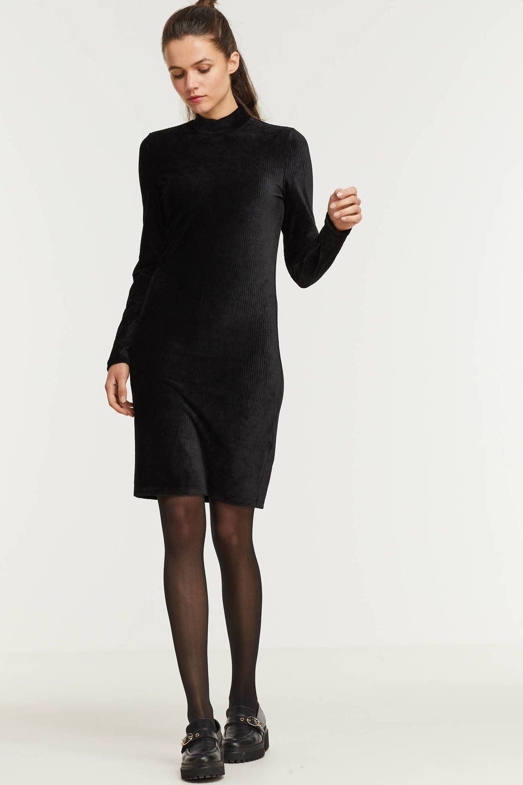 Zwarte dames anytime velvet rib jurk van polyester met lange mouwen, opstaande kraag, knoopsluiting en knoopdetail