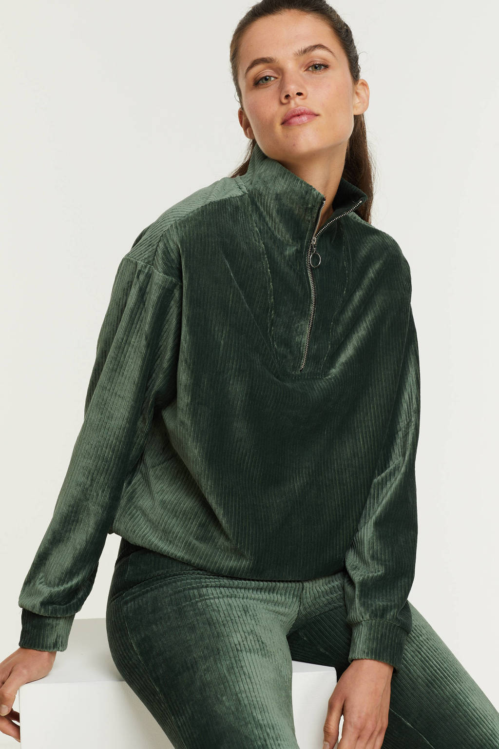 Groene dames anytime velvet rib trui van polyester met lange mouwen, openvallende hals en ritssluiting
