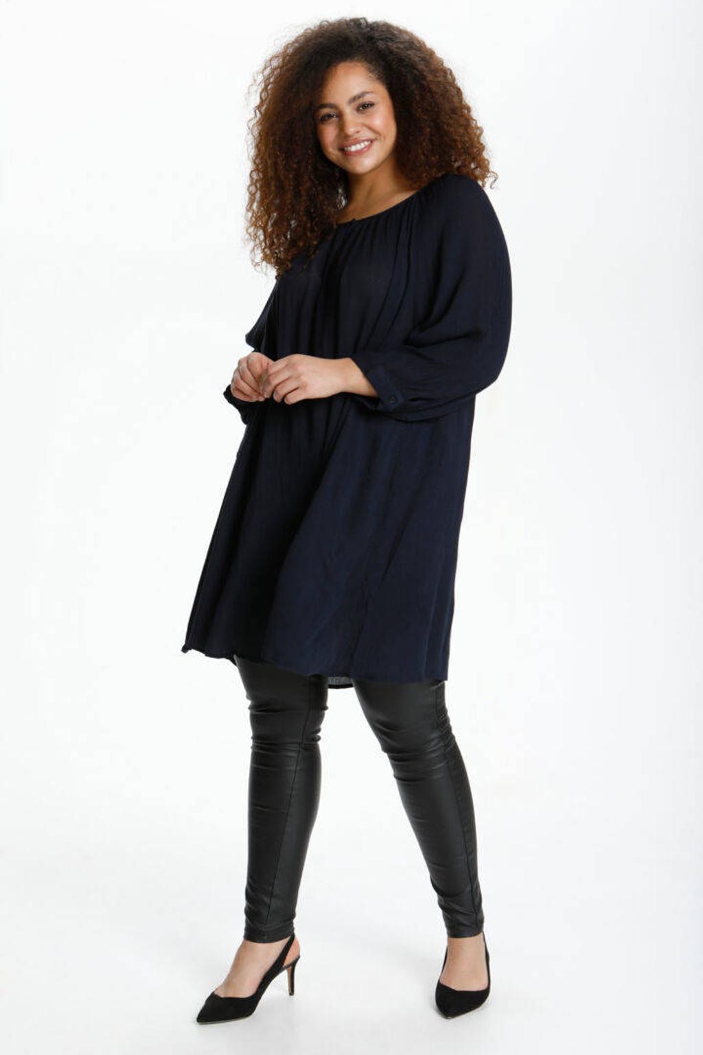 Donkerblauwe dames Kaffe Curve semi-transparante geweven tuniek KCami detail van viscose met effen, driekwart mouwen en knoopsluiting