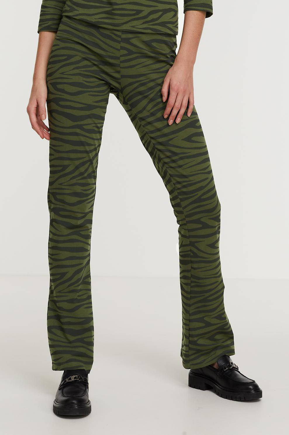 ONLY high waist flared broek ONLKASANDRA met zebraprint donkergroen/zwart |  wehkamp