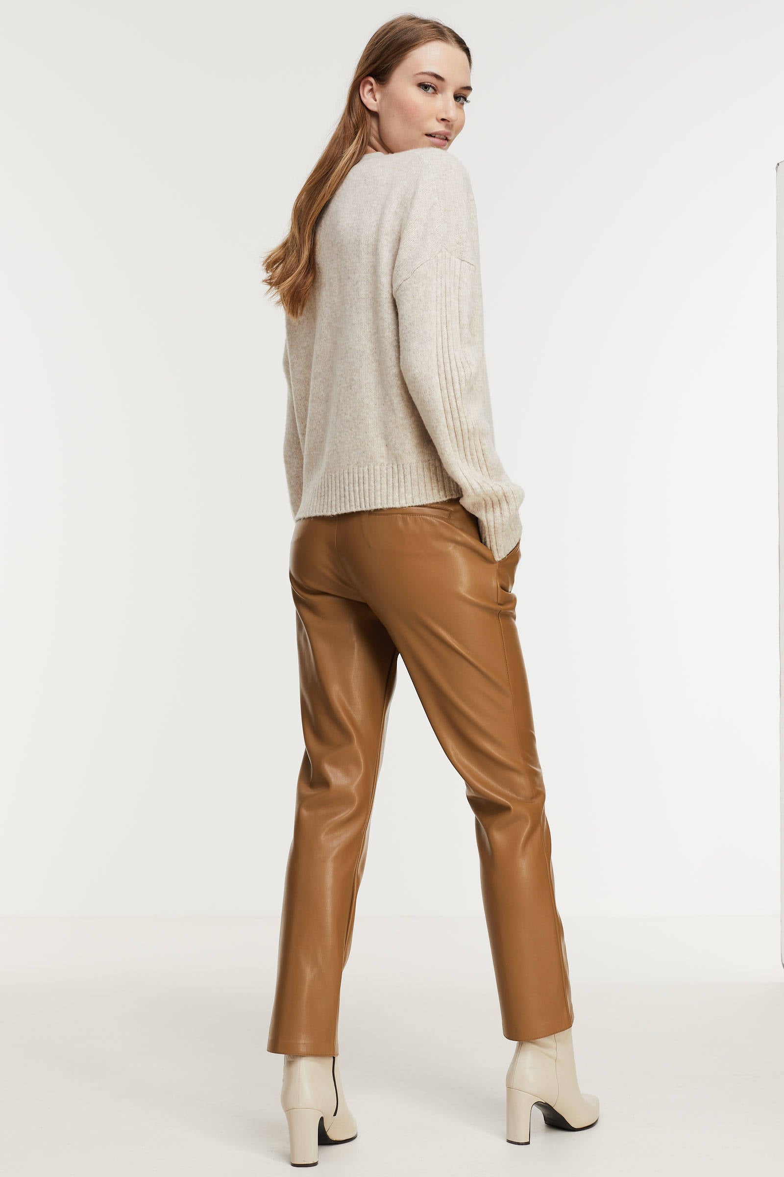 Geisha imitatieleren straight fit broek bruin | wehkamp