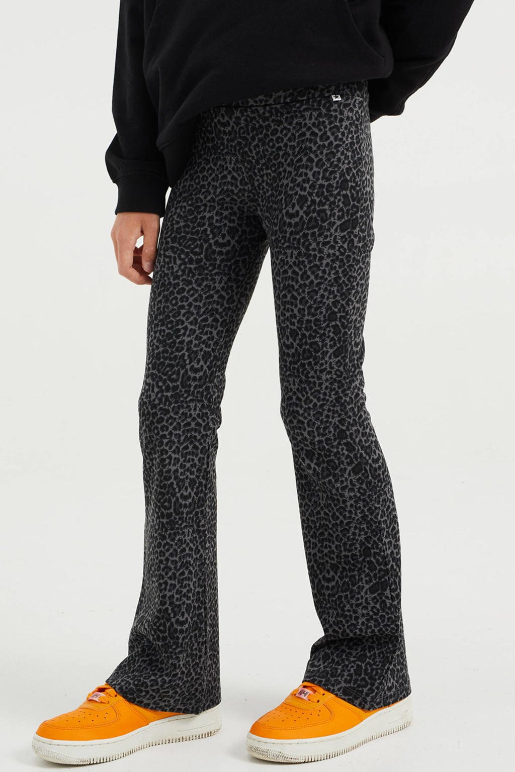 WE Fashion flared broek met panterprint zwart/grijs