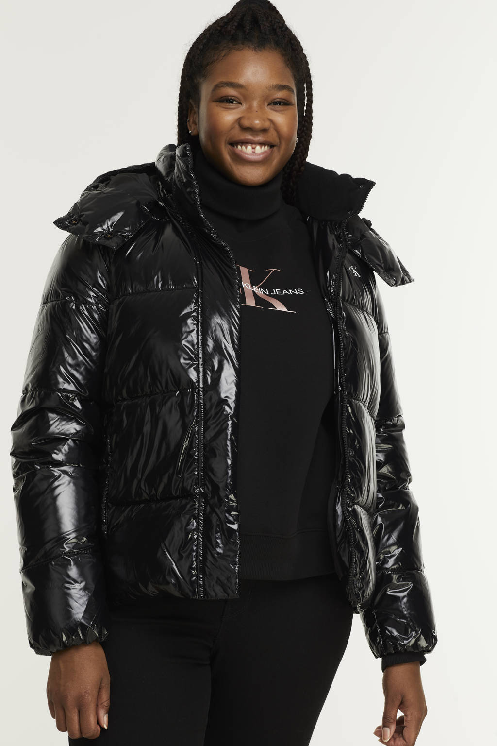 Zwarte dames CALVIN KLEIN Plus gewatteerde jas van gerecycled polyamide met logo dessin, lange mouwen, capuchon en doorgestikte details