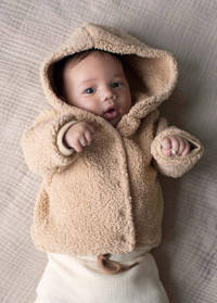 Zandkleurige jongens en meisjes Quapi baby vest Maxime van teddy materiaal met lange mouwen, capuchon en drukknoopsluiting