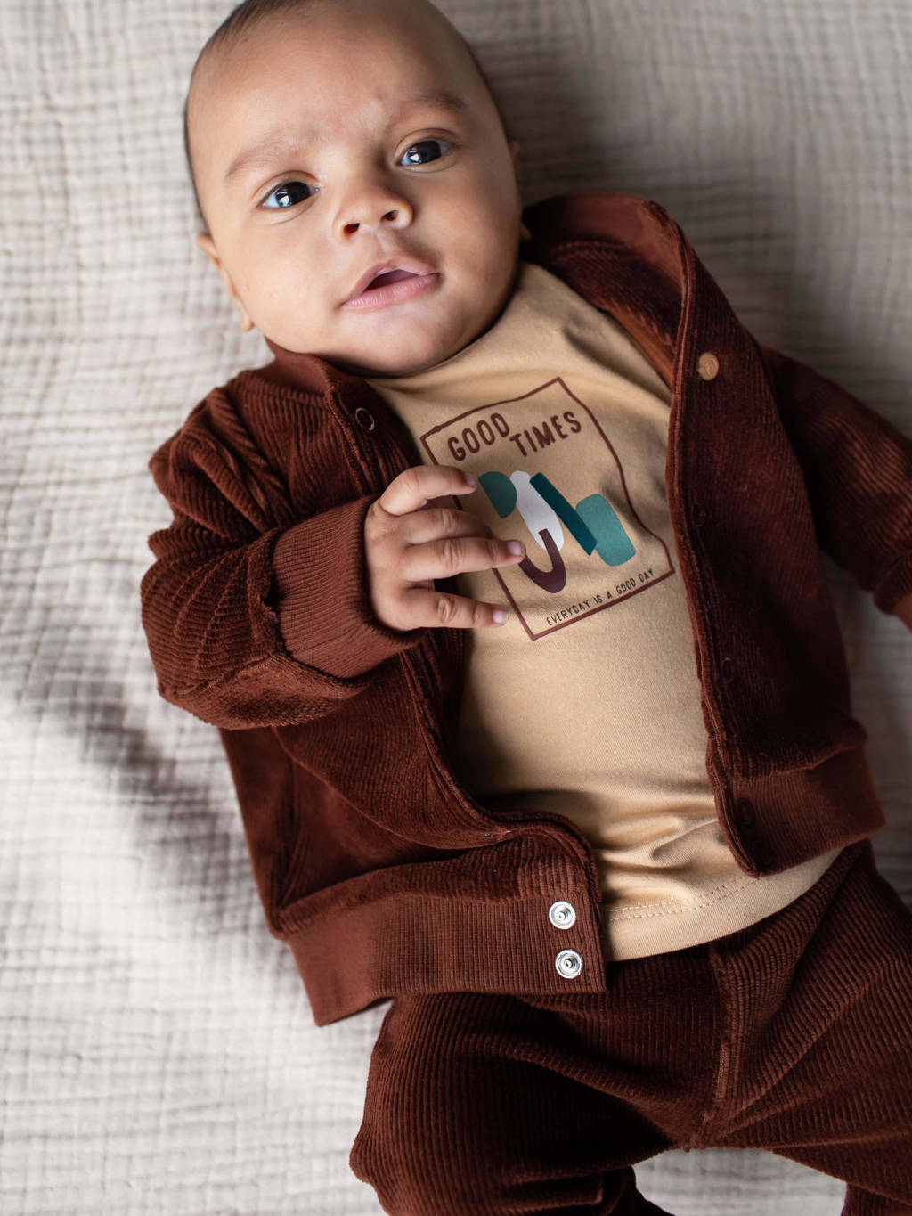 Bruine jongens Quapi newborn baby vest Marnix van stretchkatoen met lange mouwen, ronde hals en drukknoopsluiting