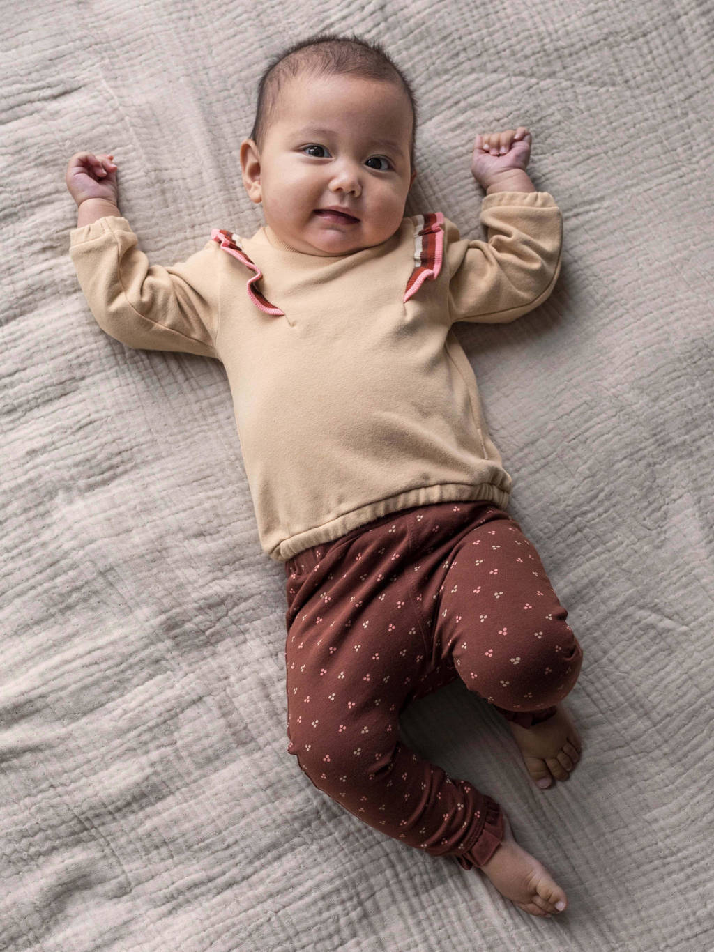 Quapi newborn baby sweater Marian met ruches zand/rood/roze